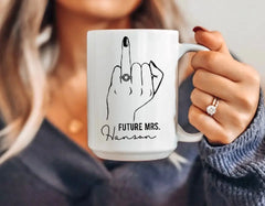 Personalisierte zukünftige Frau Tasse – Ring-Finger-Tasse – Verlobungsgeschenk für die zukünftige Braut – Brautparty-Geschenk – Hochzeitstasse