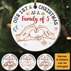 Das erste Weihnachtsfest des Babys als Familienkreis-Ornament