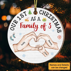 Das erste Weihnachtsfest des Babys als Familienkreis-Ornament