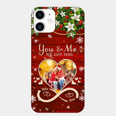 Laden Sie ein Foto von „You &amp; Me We Got This Christmas Couple“ mit personalisierter Handyhülle hoch