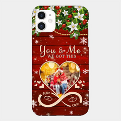 Laden Sie ein Foto von „You &amp; Me We Got This Christmas Couple“ mit personalisierter Handyhülle hoch