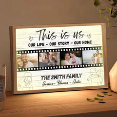 Personalisierter gerahmter Leinwanddruck „This Is Us Our Life Our Story Our Home“.