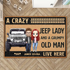 Personalisierte Jeep-Fußmatte mit Aufschrift „A Crazy Jeep Lady and A Grumpy Old Man Live Here Couple“.