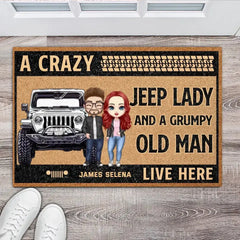 Personalisierte Jeep-Fußmatte mit Aufschrift „A Crazy Jeep Lady and A Grumpy Old Man Live Here Couple“.