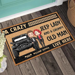 Personalisierte Jeep-Fußmatte mit Aufschrift „A Crazy Jeep Lady and A Grumpy Old Man Live Here Couple“.