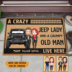 Personalisierte Jeep-Fußmatte mit Aufschrift „A Crazy Jeep Lady and A Grumpy Old Man Live Here Couple“.