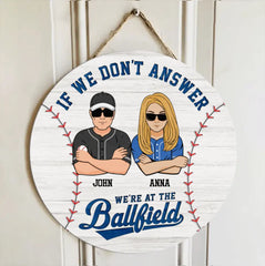 Personalisiertes Baseball-Familien-Holzschild – Geschenkidee für Baseball-Liebhaber/Familie mit bis zu 2 Kindern – Wenn wir nicht antworten, sind wir auf dem Ballfeld