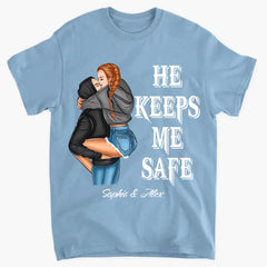 Personalisierte Paargeschenke „She Keep Me Wild He Keep Me Safe“-Kleidung