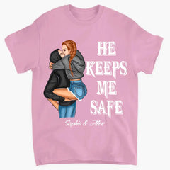 Personalisierte Paargeschenke „She Keep Me Wild He Keep Me Safe“-Kleidung