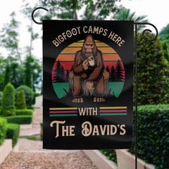 Bigfoot Camps hier mit der Familie – personalisierte Flagge, Geschenk für Camper, Camping-Dekoration