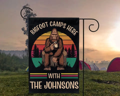 Bigfoot Camps hier mit der Familie – personalisierte Flagge, Geschenk für Camper, Camping-Dekoration