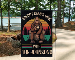 Bigfoot Camps hier mit der Familie – personalisierte Flagge, Geschenk für Camper, Camping-Dekoration