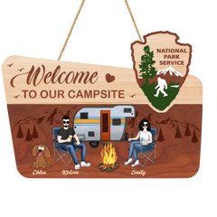 Willkommen auf unserem Campingplatz – personalisiertes Holzschild, Geschenk für Camping-Liebhaber