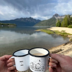 Verlobungsgeschenke, individuelle Tasse für Paare, Geschenk, personalisierbar, 1 Berg-Camping-Tasse, rustikale Verlobte, frisch verlobte Hochzeitsbraut, Lagerfeuerkaffee