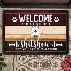 Willkommen bei der Shitshow. Ich hoffe, Sie haben Alkohol mitgebracht – individuelle Hintergrundfarbe – personalisierte Fußmatte für Hunde und Katzen