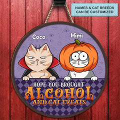 Personalisiertes individuelles Türschild – Halloween-Geschenk für Katzenliebhaber, Katzenmama, Katzenvater – Ich hoffe, Sie haben Alkohol und Katzenleckereien mitgebracht