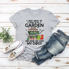 Personalisiertes Shirt, „I Just Want to Work in My Garden and Hang Out with My Dogs“, Geschenk für Garten- und Hundeliebhaber