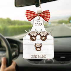 Highland Kuh Personalisiertes Auto Holzornament, 2023 Ornament, rustikaler Weihnachtsschmuck