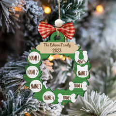 Personalisierter Familien-Weihnachtsschmuck, 2023 Acryl-Girlandenkranz-Ornament mit Namen von Familienmitgliedern, individuelles Weihnachtsornament