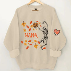 Personalisiertes Oma tanzendes Skelett mit Enkelkindern Halloween Sweatshirt