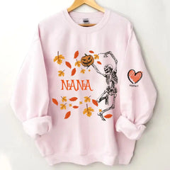 Personalisiertes Oma tanzendes Skelett mit Enkelkindern Halloween Sweatshirt