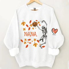 Personalisiertes Oma tanzendes Skelett mit Enkelkindern Halloween Sweatshirt