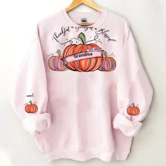 Dankbare, dankbare und gesegnete Oma mit Kürbis-Enkelkindern, Herbstsaison, personalisiertes 2D-Sweatshirt mit individuellem Ärmel