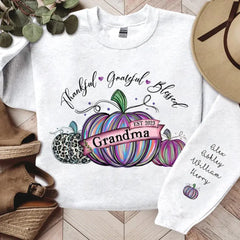 Dankbare, dankbare und gesegnete Oma mit Kürbis-Enkelkindern, Herbstsaison, personalisiertes 2D-Sweatshirt mit individuellem Ärmel