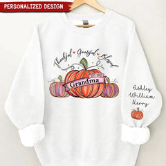 Dankbare, dankbare und gesegnete Oma mit Kürbis-Enkelkindern, Herbstsaison, personalisiertes 2D-Sweatshirt mit individuellem Ärmel