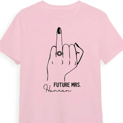 Future Mrs Ring Finger T-Shirt – Bride To Be Shirt – Verlobungsshirt – Junggesellinnenparty-T-Shirt für die Braut – Brautparty-Shirt – Brautgeschenk